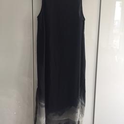 Simple lined chiffon shift dress with fade print - randomly placed at hem and neck.
Cb exposed zip, high side slits.
Size M/12
Hardly worn
Also looks great worn over jeans