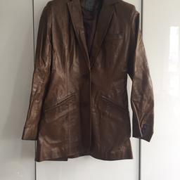 This late 90's All Saints blazer leather jacket has been well worn, but still in great condition.
This was part of made in the U.K. Exclusive Range 
Size XS/8
Lamb leather, SB2, jet pockets, skinny lapel 
Few marks