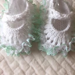 These are lovely Knitted Lace shoes can be made in premature 0-3 3-6 months colours baby blue pink lemon lilac multi and white sparkle
Message me please