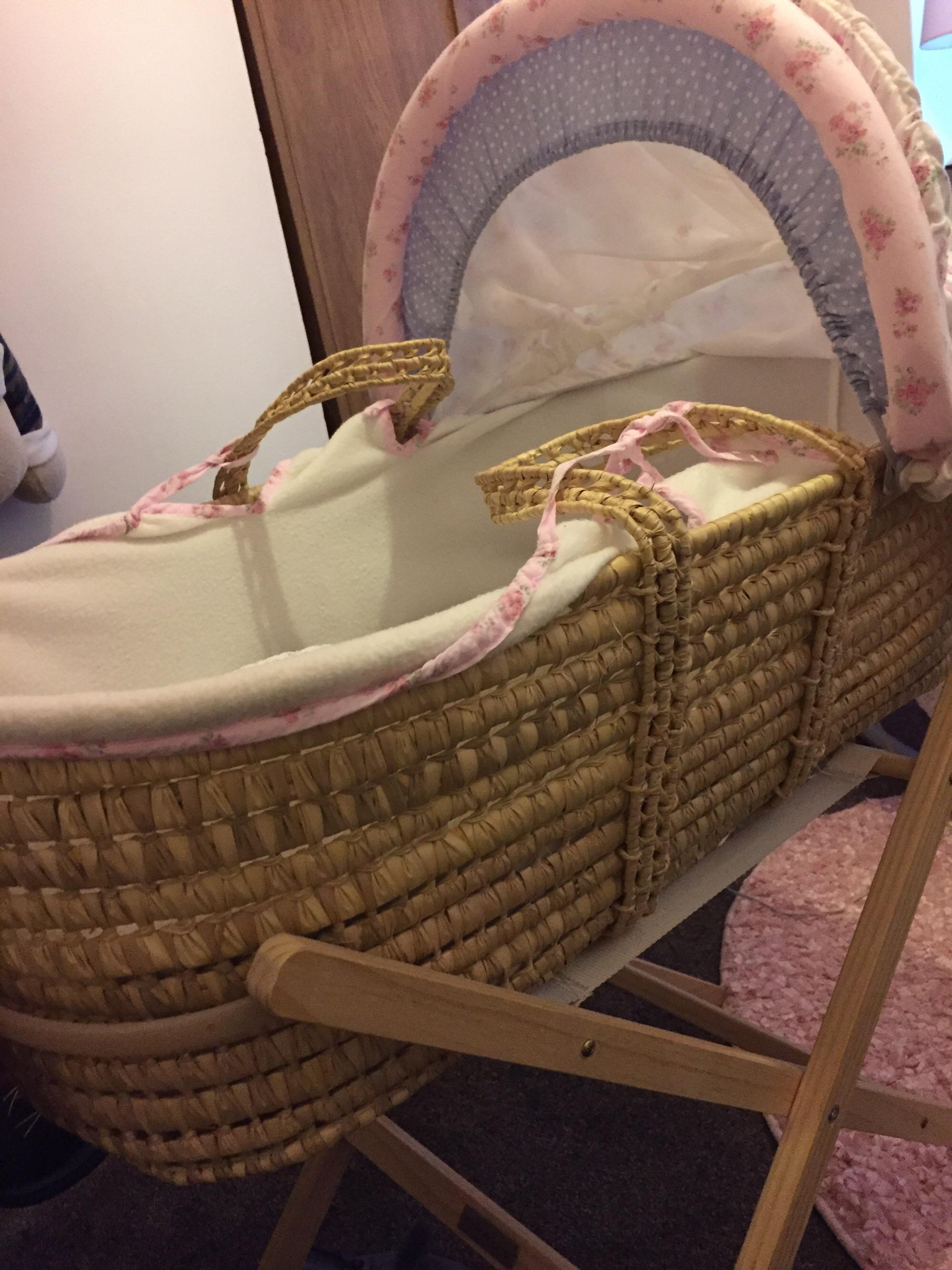 Moses basket and stand in B90 Shirley für £ 20,00 zum Verkauf Shpock AT