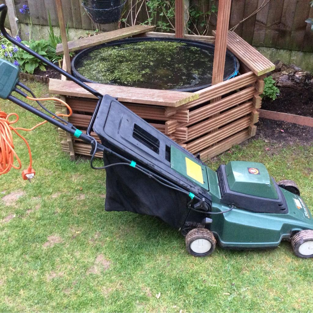 Black Decker GR360 Electric Lawnmower in WR2 Broadheath for