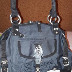 Original GEORG GINA & LUCY Handtasche
Mit Umhängeschlaufe (separat)
Farbe Dunkelblau.
Bis auf die Hänkel ist die Tasche in einem sehr gutem Zustand (Hänkel sind etwas abgenützt)