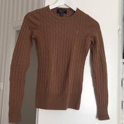 Brun kabelstickad tröja från Gant i XS. Gjord i lamull som är mjukare och varmare än bomull. Använd men bra skick. Möts upp i Göteborg.