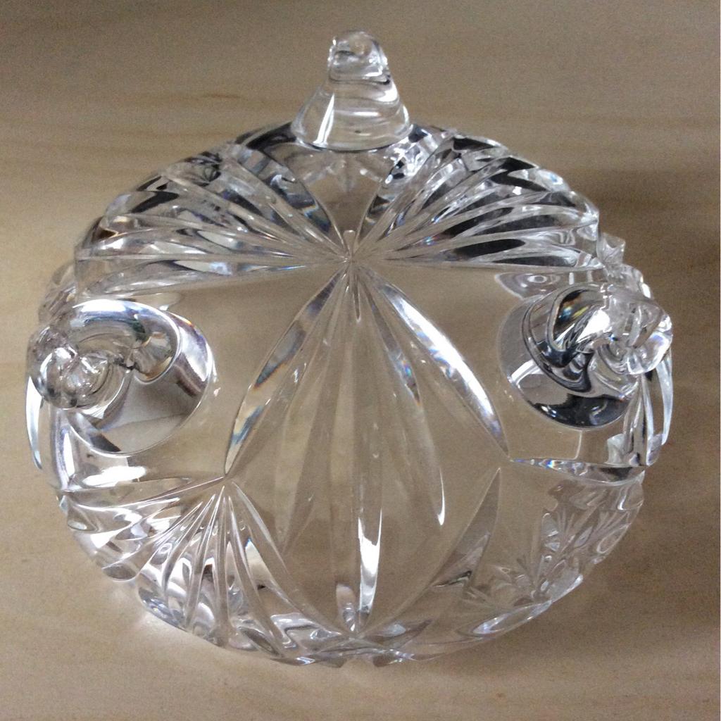 Small glass bowl. Irena hand cut 24% lead crystal. Has 3 feet. See all photos. Approx 10cm diameter. Excellent condition. No chips. Clean, smoke free home.

❌ NO Posting or Holding
✅ Cash & Collection only Crayford
