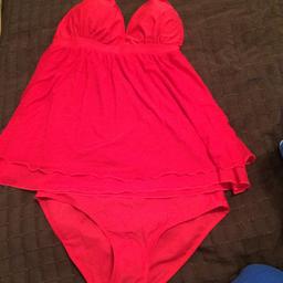 Sehr schönes Neues Badekleid/ Tankini in knalligen rot nur zum Anprobieren 1 mal kurz angehabt.
Leider war es zu groß
Np 46€ letztes Jahr
Vhb 35€