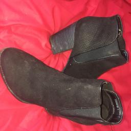 Black heeled boots women's size 7 from new look can be delivered!