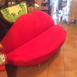 Vendo splendido divano pezzo ormai storico nuovo da negozio.possibilita di spedire in tutta Italia