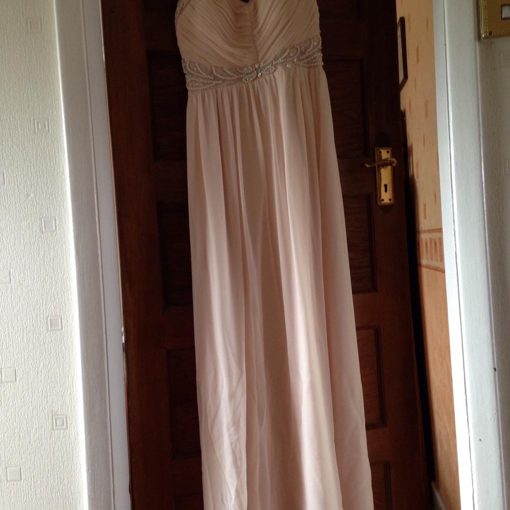 Size 16. Peachy colour. Full length skirt

Worn once for school prom.