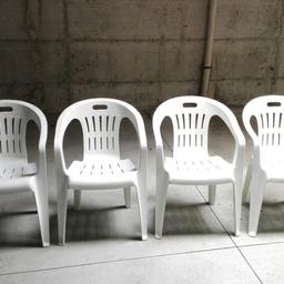 Vendo n.4 sedie in plastica,  color bianco, ben resistenti, ideali per giardino, ma anche da interno, usate pochissimo.