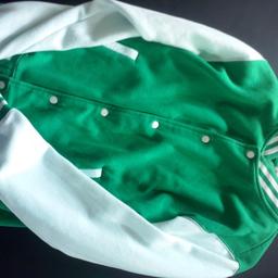 Eine Grün Weiße Collegejacke mit Druckknöpfen 
Größe M
 Sehr gut und Neuwertig