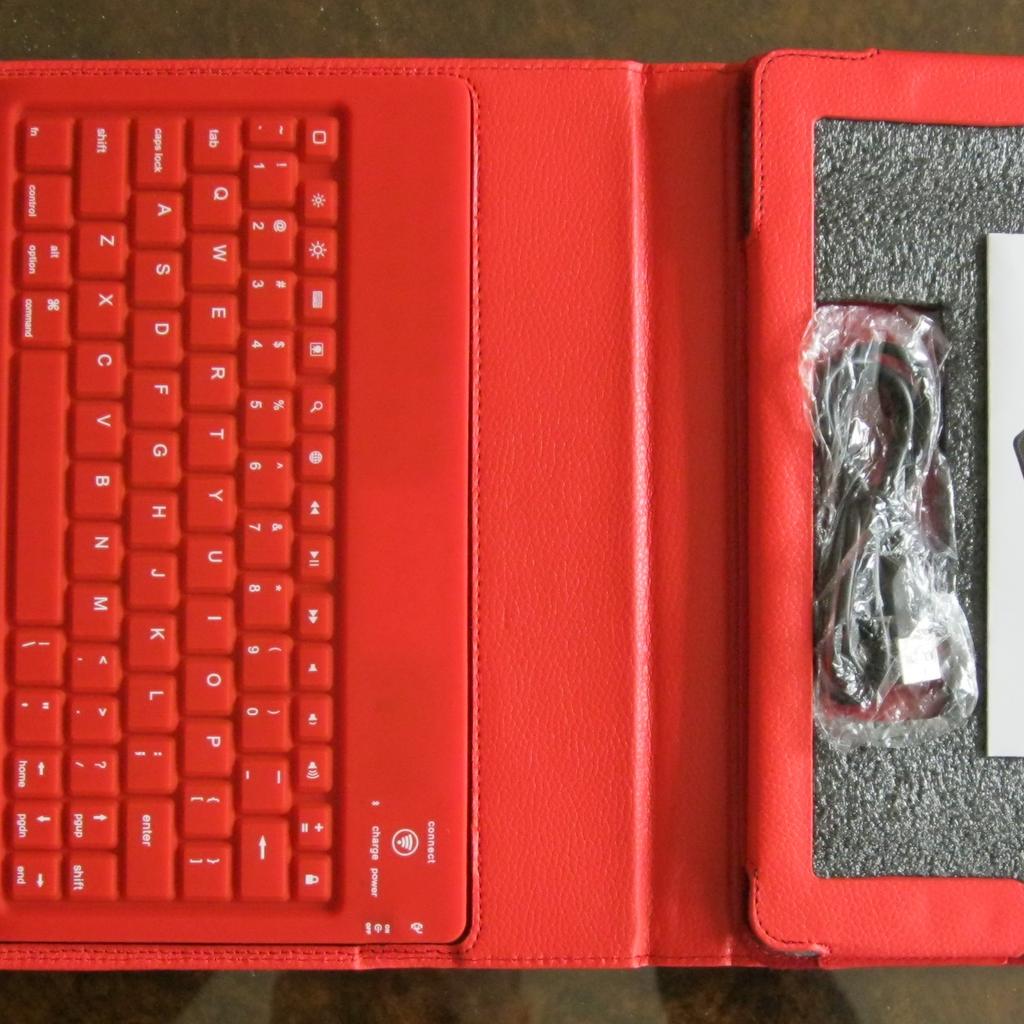 Brand new leather case with build in keyboard for iPad 2 and iPad 3. This is version 3,0.
It is in red color.
Bargain as only I want 15 Pounds plus p&h.