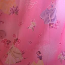Schöner Mädchenvorhang mit den Disney Prinzessinnen
3 Teile à 100cm x 153cm
Nichtraucherhaushalt
