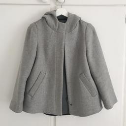 En så fin och stylish kappa/poncho jacka från Zara. Den är bara använd ett fåtal gånger och är i bra skick. Dock har den en liten fläck på höger arm men den är knappt synbar.