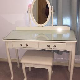 Really lovely wood dressing table, I bought this about 18 months ago for £140, but am having to get rid of it as there's not enough room in my bedroom, it is still in lovely condition apart from a few knocks to the drawer area as you can see in pics.