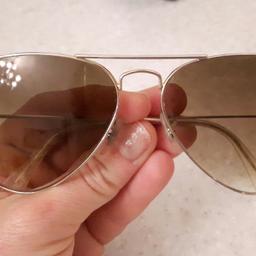 Vendo occhiali da sole RayBan Aviator ORIGINALI unisex. Montatura color oro, lente fumé. Mod 58014. L'anno scorso a Febb fatte sostituire le lenti (€ 40) No custodia. Prezzo non trattabile.