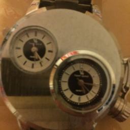 Men's stainless steel watch

Displays 2 different times

Stainless steel
