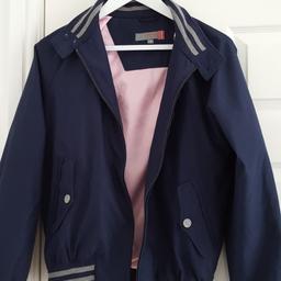 Men's bomber jacket.
Blue with pink lining.
Small size