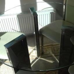 small dinning table in good condition comes with 4 chairs and tables