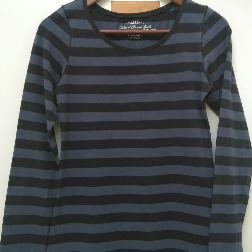 Verkaufe blau/schwarz gestreiftes Damen Longshirt von H&M in Gr. S/38.

Gepflegter Zustand, ohne Löcher oder Flecken!