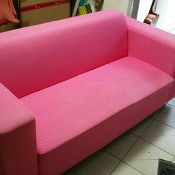 Ich habe das Sofa für 230 Euro vor zwei Jahren gekauft. Es ist 175x80 groß. Es hat ganz leichte Gebrauchsspuren aber stammt aus einem tierfreiem, kinderlosem, Nichtraucher Haushalt. Auf ihr können sehr gemütlich zwei Leute sitzen oder drei wenn man ein wenig zusammenrückt. Nur an selbstabhohler bitte.
