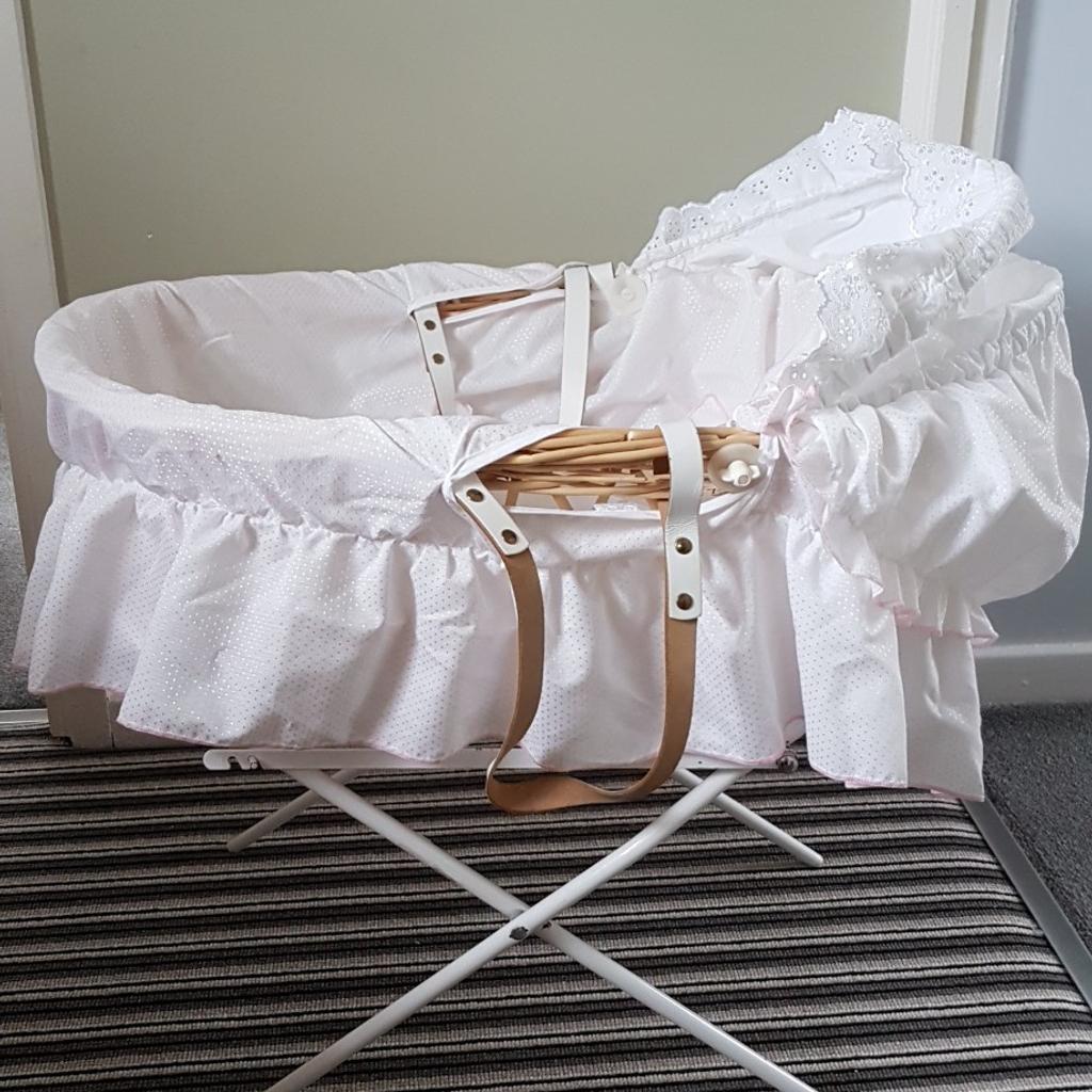 Dolls moses basket & stand in TS26 Hartlepool für £ 10,00 zum Verkauf