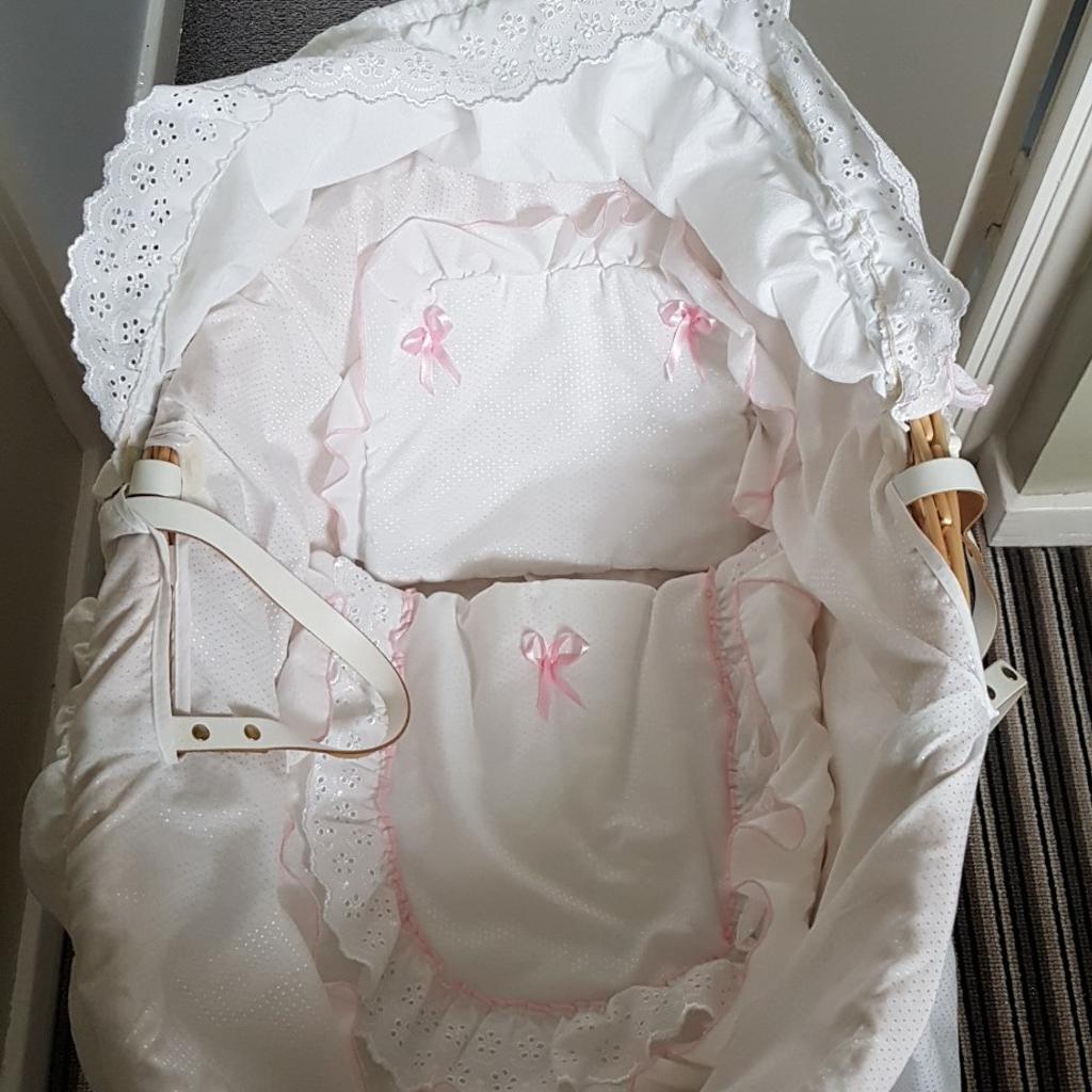 Dolls moses basket & stand in TS26 Hartlepool für £ 10,00 zum Verkauf