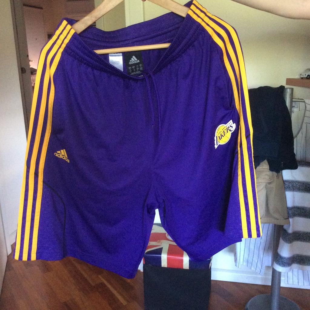 Pantaloncini hot sale lakers adidas