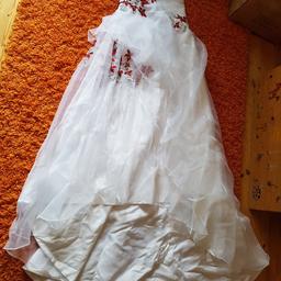 Wunderschönes weißes Kleid mit roten Pailletten bestickt inklusive 3 Reifen Reifrock zum Schnüren.
Größe 42 aber variabel zwischen ca. 38 bis 44.
Bei Interesse versende ich gerne weitere Bilder per Mail. Ungetragen!