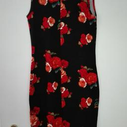 Kleid von material girl. Schwarz mit Rosenmuster. Gr. 34/36. Länge ca 82 cm