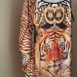 Bellissimo  vestito  tigrato  .comprato  in Grecia.un manico  in pipistrello  una in gioiello tipo canottiera. Vendo  causa  cambio  taglia. Taglia  s/m