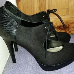 Brand new.
Size 6.

Had them brought for a gift but just to high for me.

£5

collection 
