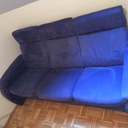 blaue Couch zu verkaufen - gebraucht, aber guter, sauberer Zustand!

1 Teil

210cm lang

2 Teil

150cm lang

jeweils 90cm tief

3 Teil ist ein kleiner Hocker, der nicht auf den Bildern ersichtlich ist!