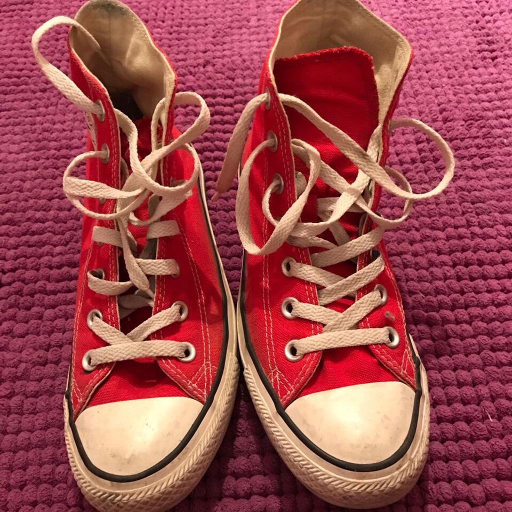 Converse alte 2025 rosse indossate