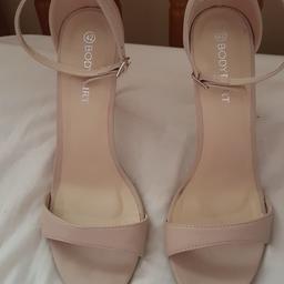 Nude size 8 sandles with heel, not gone out in them but walked round house in them, Brought but heel to big for me. Brought then for £35 selling for £20