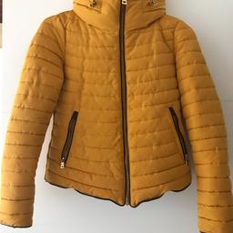 Habe diese Jacke lediglich 3-4 mal getragen und finde keinen Gebrauch für sie :) 
Der Neupreis lag bei 90€