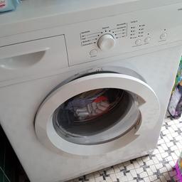 Die Waschmaschine sucht einen neuen Besitzer. hat normale Gebrauchsspuren, da sie etwas älter ist. funktioniert aber noch gut. das einzige Problem man muss die Tür immer sehr stark zu hauen weil sie sonst nicht anfängt. jedoch kann man das vielleicht reparieren. Macht mir Angebote.