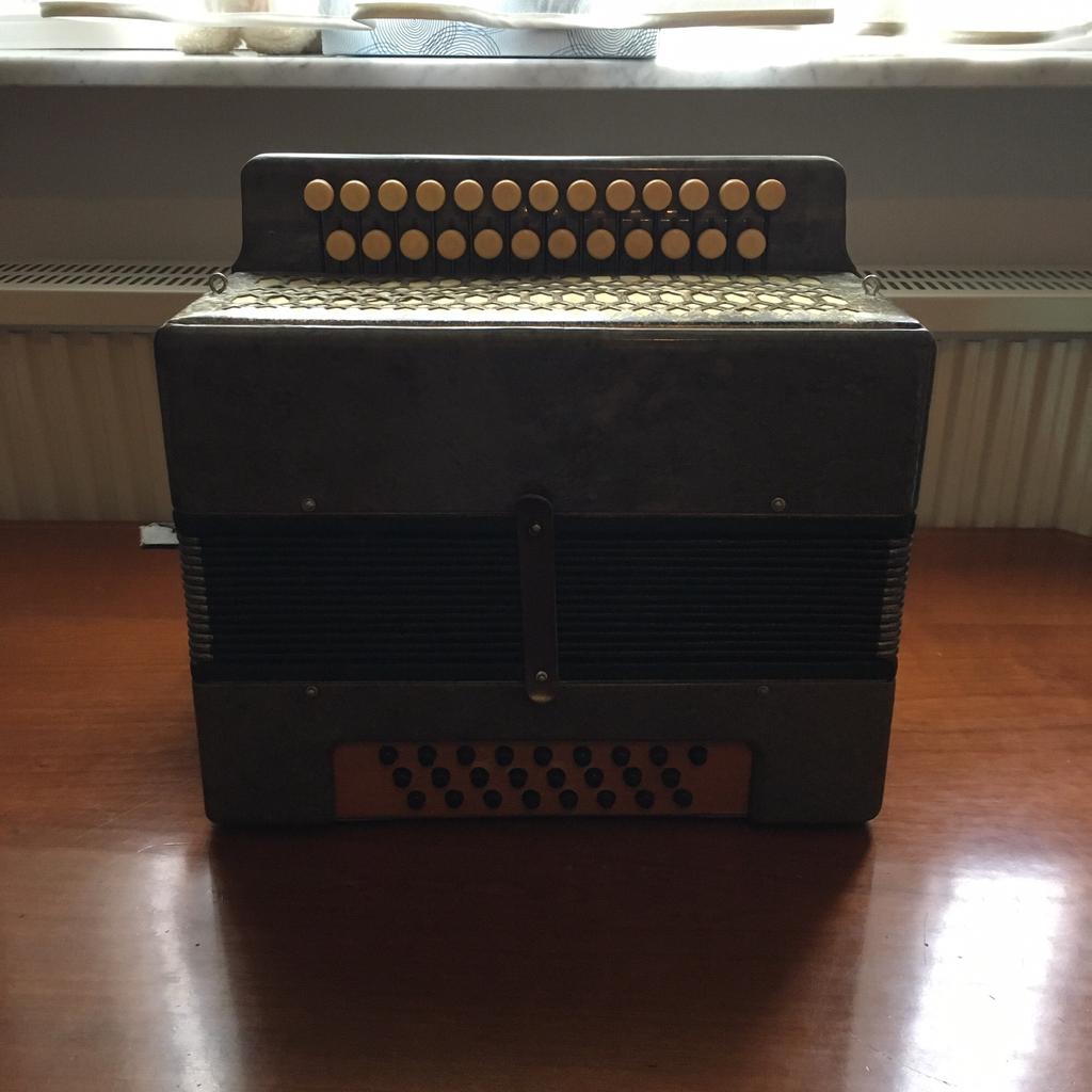 Russische Garmoschka in 67435 Neustadt an der Weinstraße für 110,00