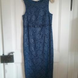 Elegantes Schwangerschaftskleid in blauer Spitze.
Größe 40.  Ich habe es selber gebraucht gekauft, aber nie getragen.