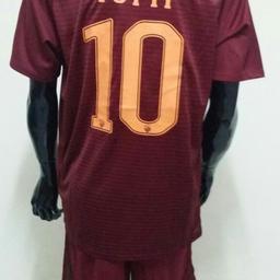 Ultima maglia della Roma di una delle ultime poche bandiere rimaste: il Capitano Francesco Totti.

Maglia nuova con etichette con toppa serie A.

Taglie disponibili M ed L