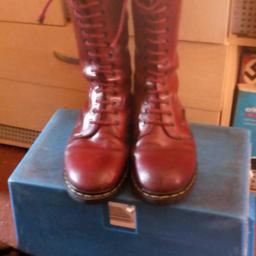 Iconic 14 Hole Dct'r Martin Boots! Hardly worn, good condition! Size 11.Close offers considered!
