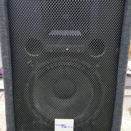 Full working ...
One Speaker has slight damp problem in the back from being in storage ...
Metal Grill and Cloth Covering...
Impedance 8 ohms...

Used once and since been stored ..
Selling due to need space!!!
Pick up Only ...
£80 for the Pair.