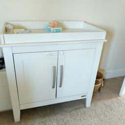 Mamas and papas baby changing unit in white. Ideal for storage and really convenient these retail at £200 new and sell for £50 on ebay. So bargain at this price. From a smoke and pet free home