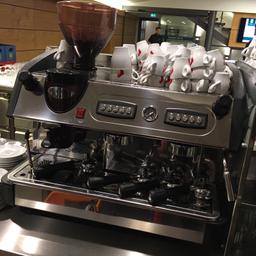Ich verkaufe einen Alpina Kaffeemaschine Siebträger zwei Gruppig Maschine immer im Betrieb bis jetzt einen sehr guten Zustand gut gepflegt