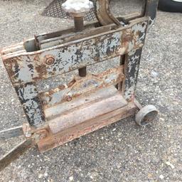 A well maintained heavy duty block paving splitter. It's in good cutting condition and has plenty of life left in it, make me a sensible offer