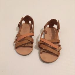 Lovely Zara Baby Girl Sandals.
Worn but very good condition.
From a smoke and pet free home.
Collect from Stanmore HA7 or pay for postage.