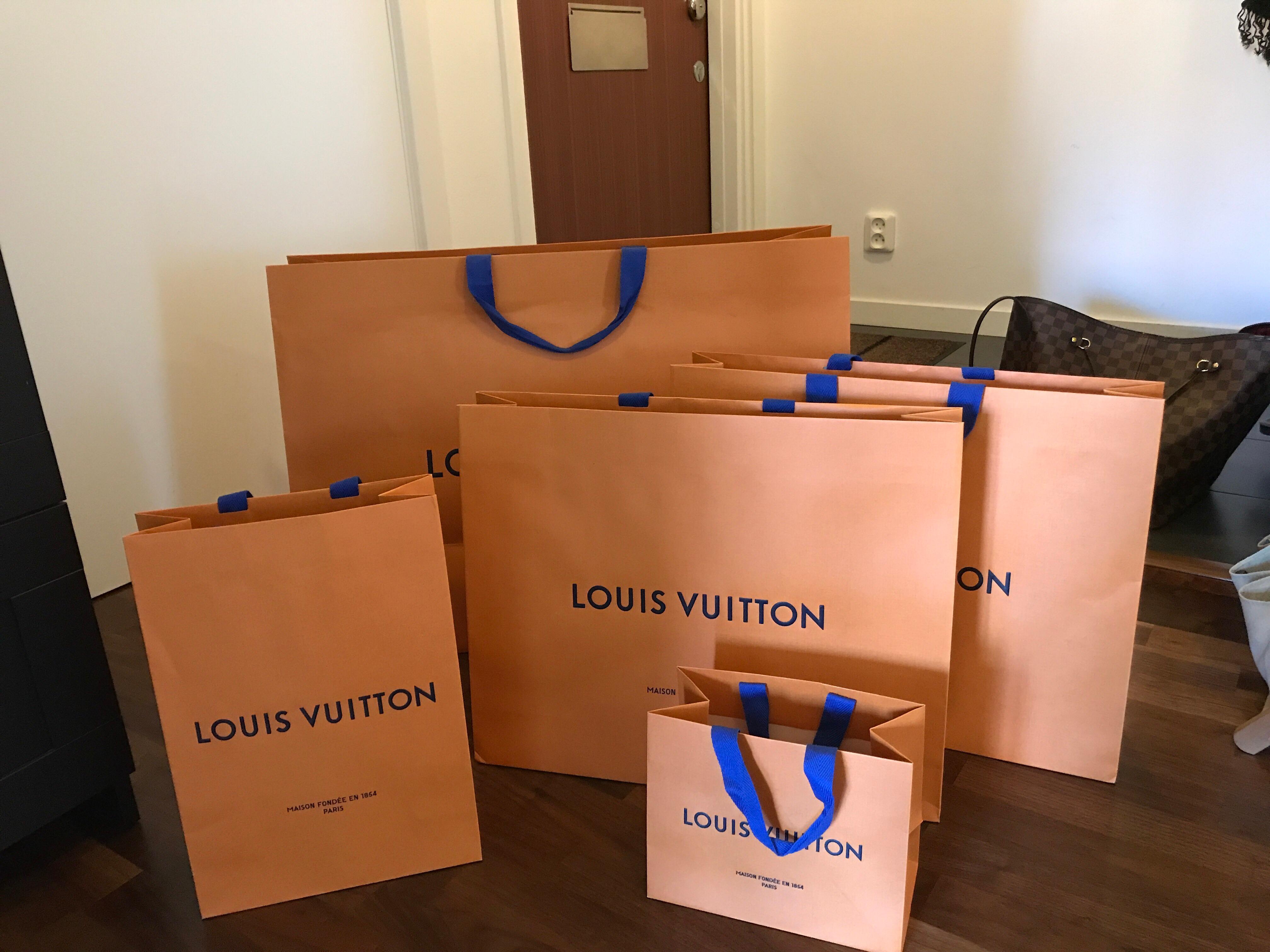 Louis Vuitton / LV - Necessär / Sminkväska in 174 57 Sundbybergs kommun for  SEK 350.00 for sale