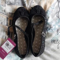 Stunning pair of tu girls glittery bow black shoes. Brand new with tags. Size 2. Collection only no offers
