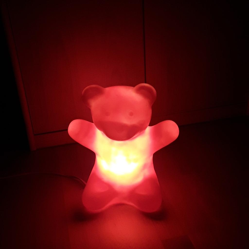 Nachttischlampe als Teddybär
29cm hoch, 24cm breit.
Nur Selbstabholer