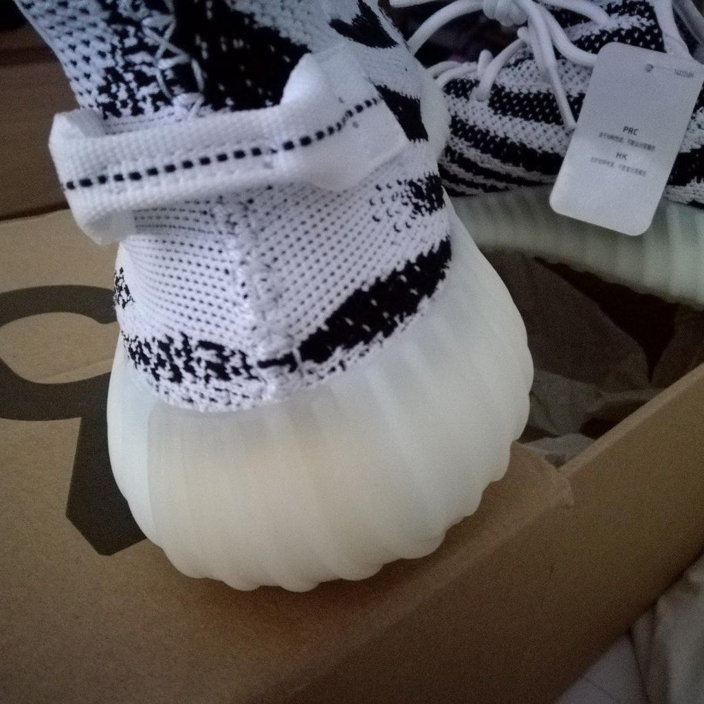 Footlocker best sale zebra yeezy