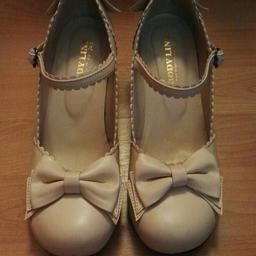 Lolita Schuhe in Beige mit Schleifen.
Marke ist Bodyline.
Größe ist 24.5 was wie eine 38 ausfällt.
Ein Schuhe ist ein wenig Schwarz an der spitze (siehe fotos).
Versand ist im Preis mit beinhaltet.